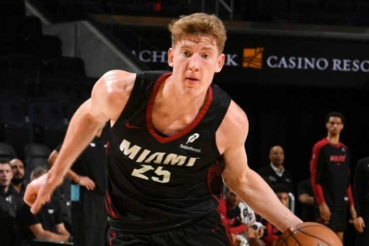 🙁热火20号秀亚库乔尼斯5投0中 拿到5分4板3助 出现4失误8犯规